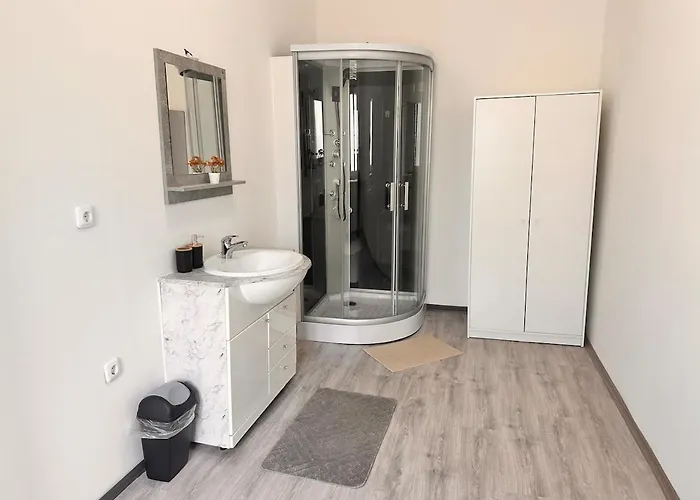 Spacious Netflix For Up To 4 People With Massage Shower شقة