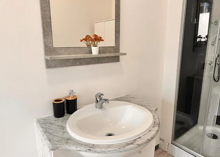 Spacious Netflix For Up To 4 People With Massage Shower