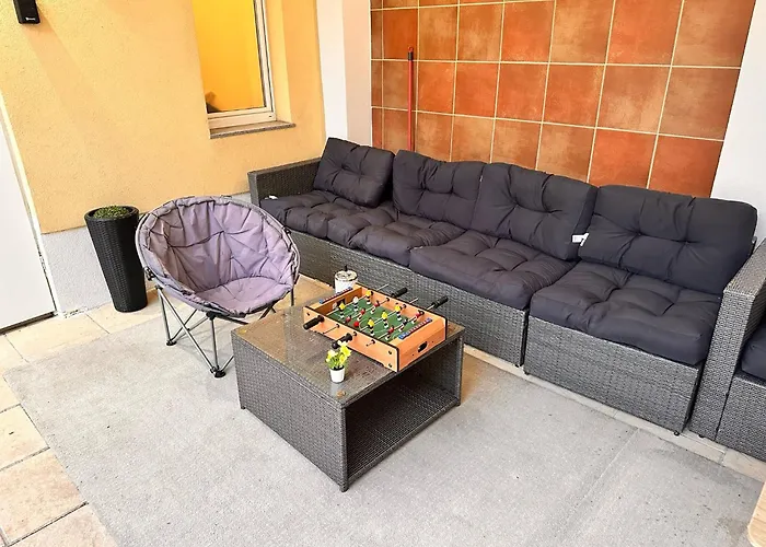 Spacious Netflix For Up To 4 People With Massage Shower شقة